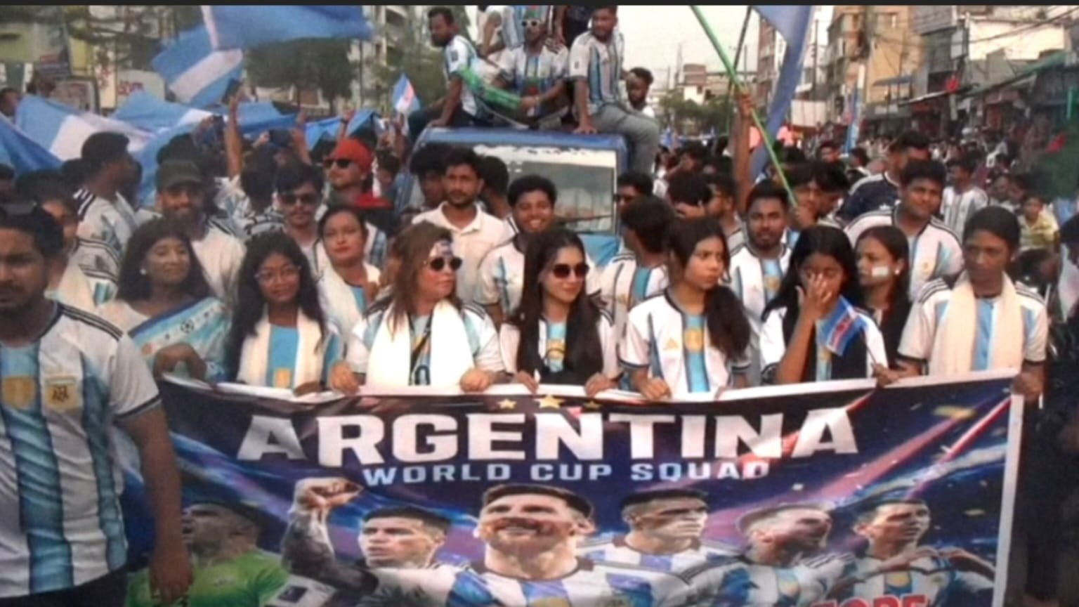 নাটোরে আর্জেন্টিনা সমর্থকদের বর্ণাঢ্য আনন্দ শোভাযাত্রা