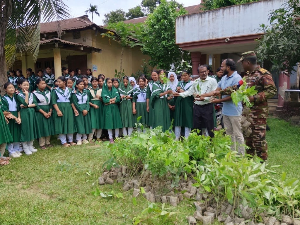 মাটিরাঙ্গায় শিক্ষাপ্রতিষ্ঠানে বাংলাদেশ সেনাবাহিনীর গাছের চারা বিতরণ