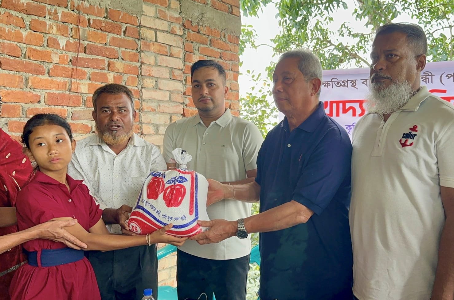 রাঙামাটিতে বন্যাদুর্গত বাক-শ্রবণ প্রতিবন্ধী পরিবারের মাঝে জেলা পরিষদের খাদ্যশস্য বিতরণ