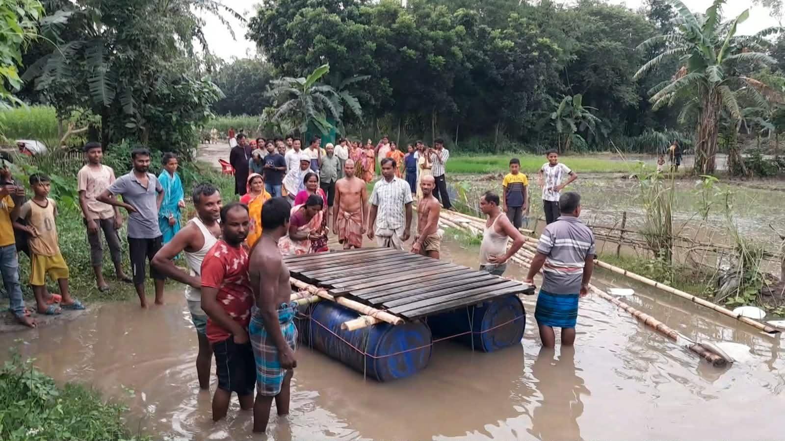 নদী পারাপারে হাজারো মানুষের ভোগান্তি, নিজ খরচে ভাসমান সেতু নির্মাণ করলেন বিএনপি নেতা