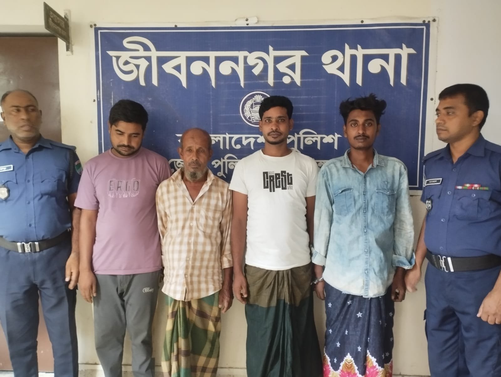 চুয়াডাঙ্গার জীবননগরে বিশেষ অভিযানে গ্রেপ্তার ৪