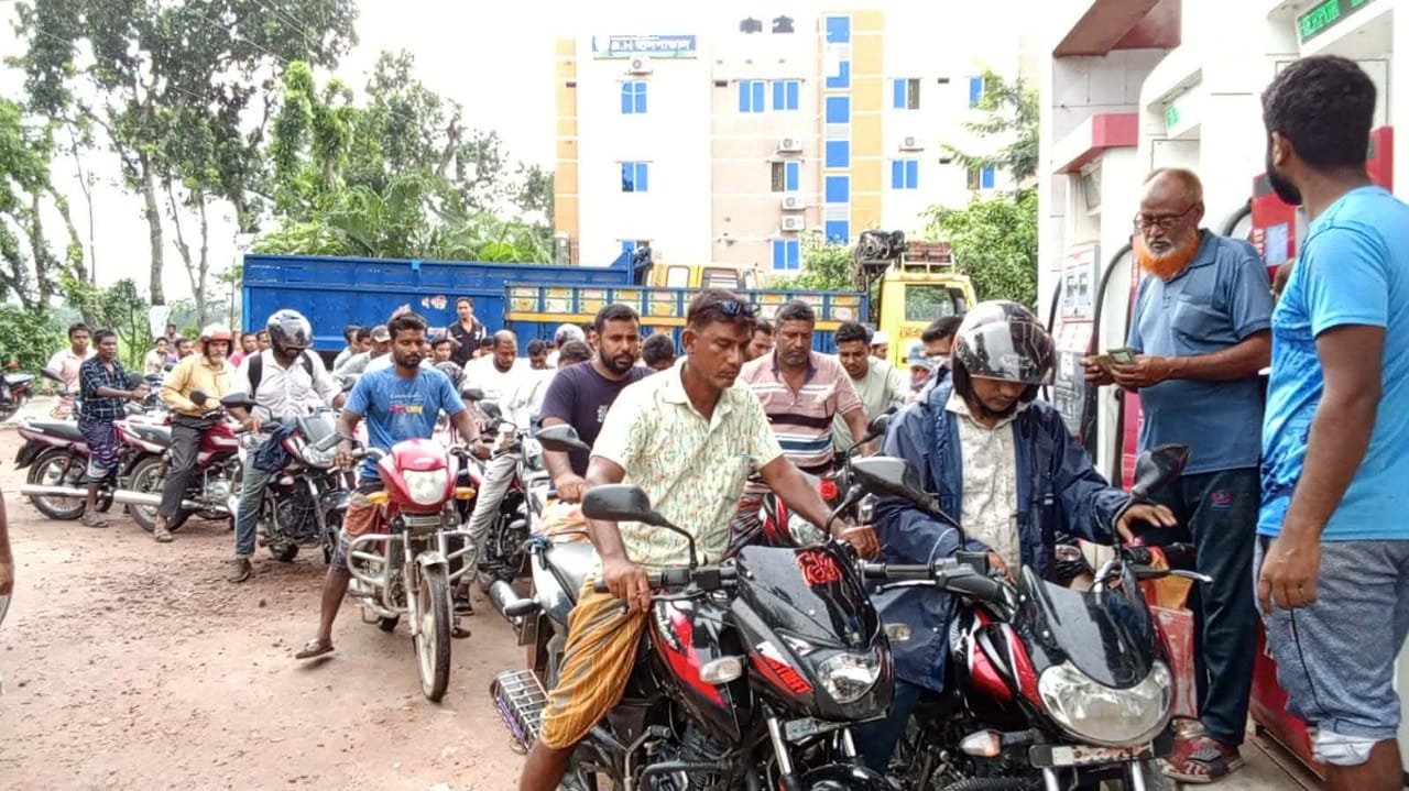বাগমারায় তেল সংকটের গুঞ্জনে ফিলিং স্টেশনগুলোতে উপচে পড়া ভিড়