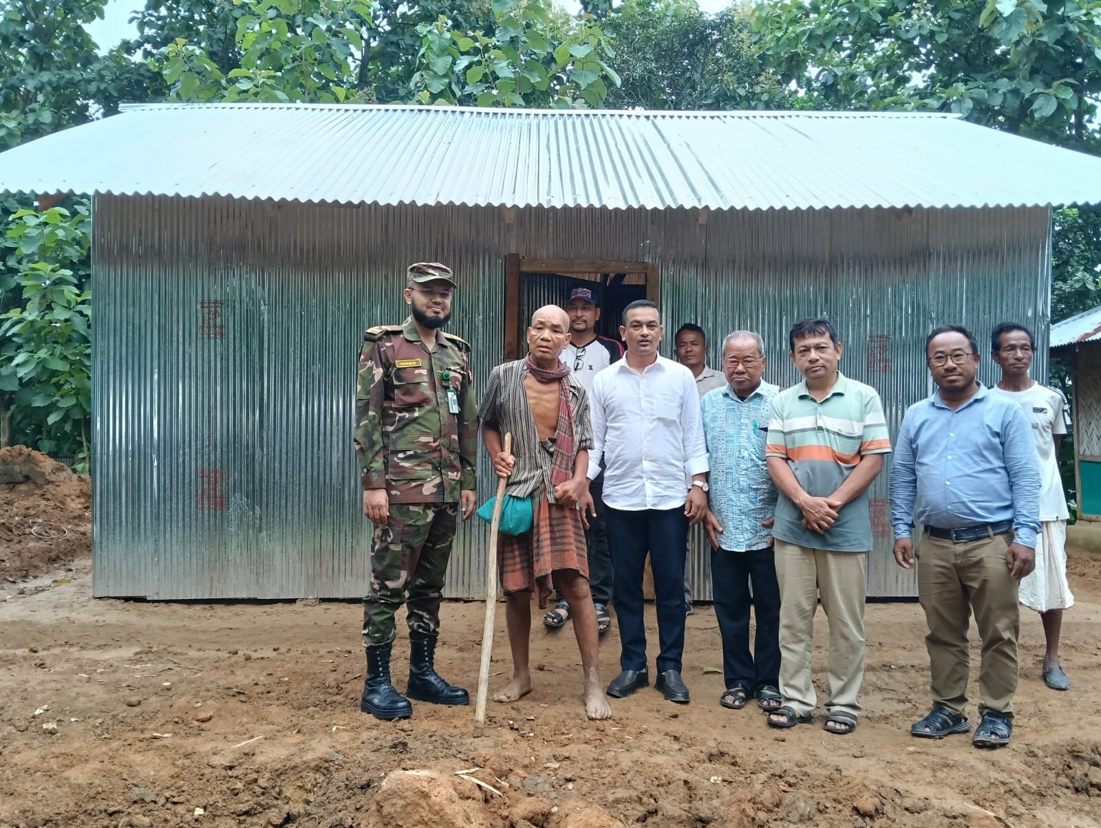 বৃদ্ধকে নতুন ঘর উপহার দিল সেনাবাহিনী