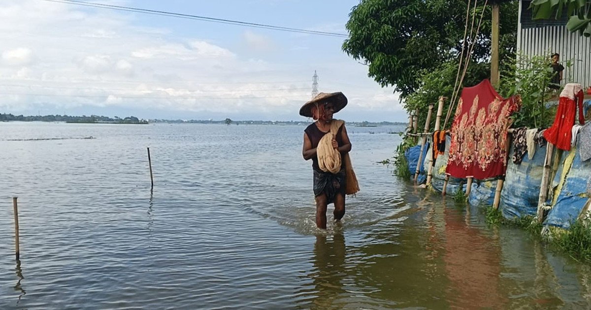 উজানের ঢল ও টানা বৃষ্টিতে সুনামগঞ্জে সুরমা নদীর পানি বিপৎসীমার ওপরে