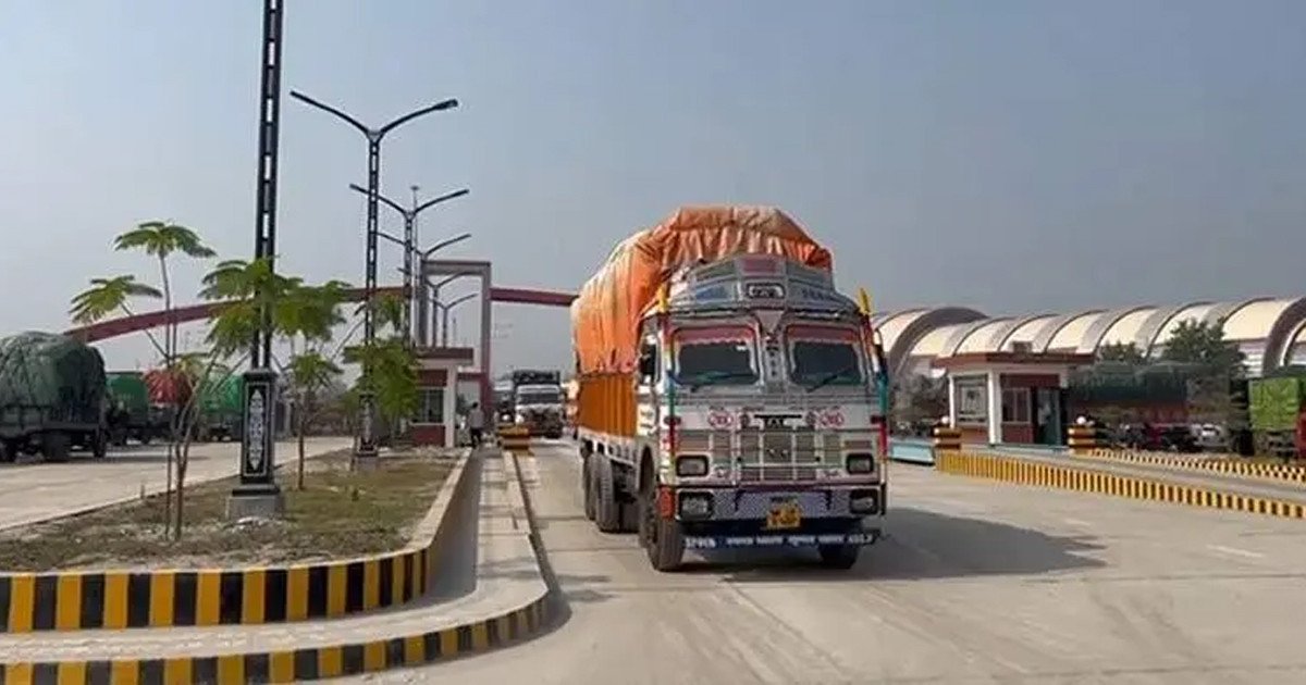 কারপাস ইস্যু জটিলতায় বেনাপোল-পেট্রাপোল বন্দর দিয়ে পণ্য আমদানি বন্ধ