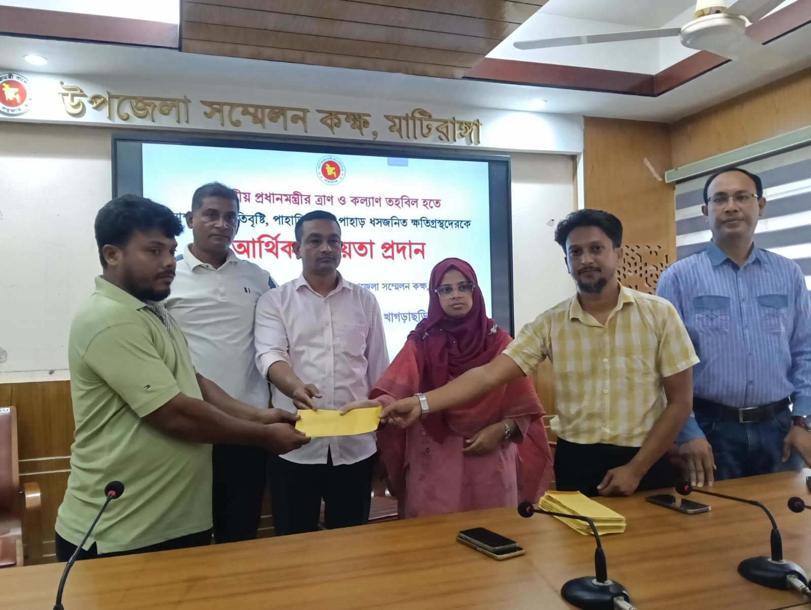 অতিবৃষ্টি ও পাহাড় ধসে ক্ষতিগ্রস্তদের মাঝে প্রধানমন্ত্রীর আর্থিক সহায়তা বিতরণ