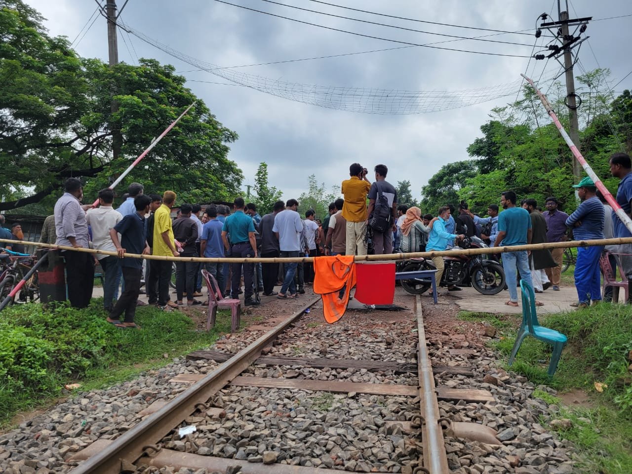 রাবি শিক্ষার্থীকে মারধরের অভিযোগে রেললাইন অবরোধ, রাজশাহীর সঙ্গে সারা দেশের রেল যোগাযোগ বন্ধ