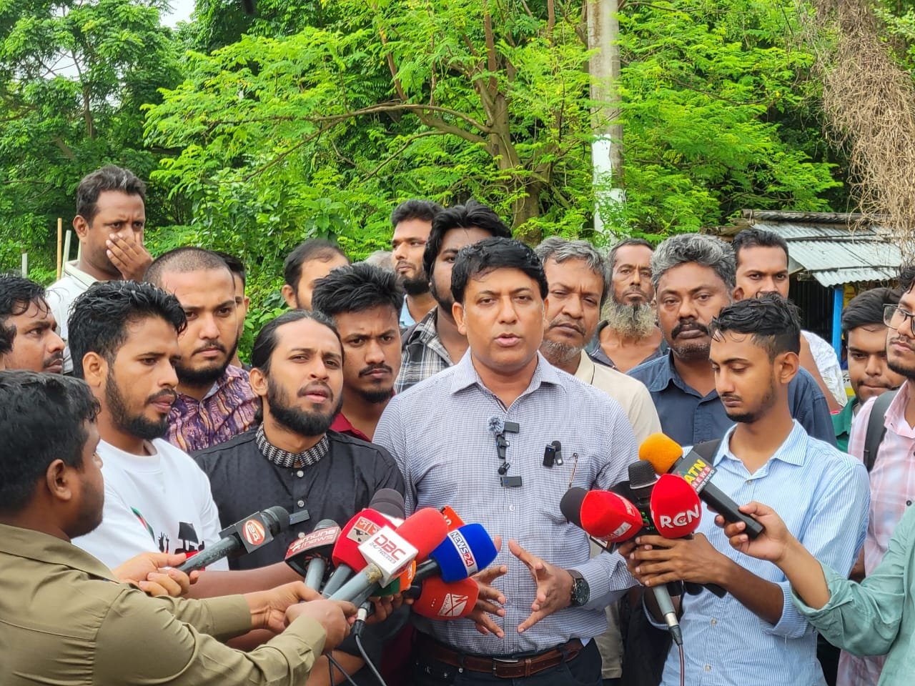 রাবি শিক্ষার্থীদের অবরোধ প্রত্যাহার, ৮ ঘণ্টা পর রাজশাহীর সঙ্গে ট্রেন চলাচল স্বাভাবিক