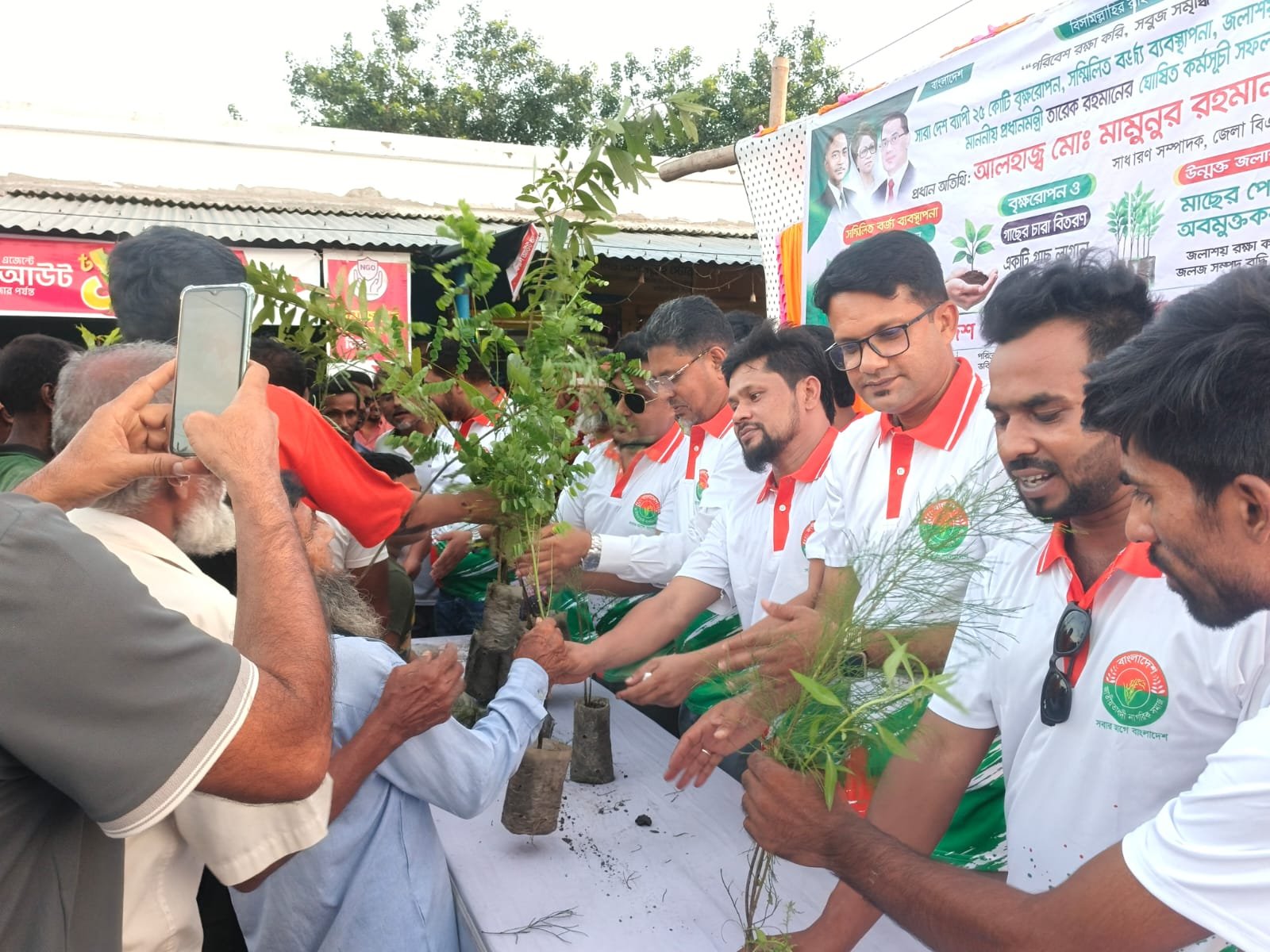 নওগাঁয় জাতীয়তাবাদী নাগরিক সমাজের উদ্যোগে বৃক্ষরোপণ, মাছের পোনা অবমুক্ত ও বর্জ্য ব্যবস্থাপনায় সচেতনতা কর্মসূচি