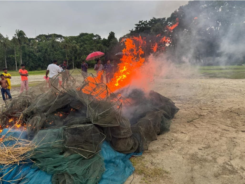 মধুমতি নদীতে মোবাইল কোর্ট: ২ হাজার মিটার অবৈধ জাল ধ্বংস, ২ জেলেকে জরিমানা