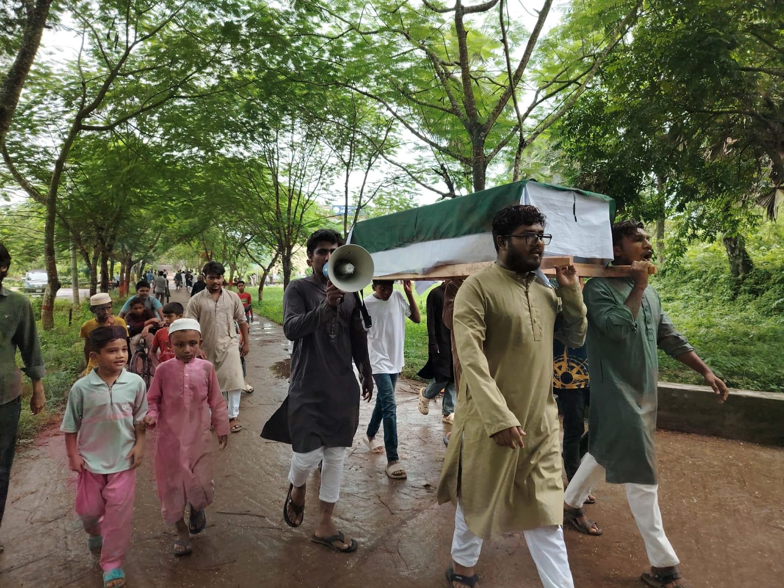 জুলাই গণহত্যার বিচারের দাবিতে কুবি ছাত্রশক্তির কফিন মিছিল