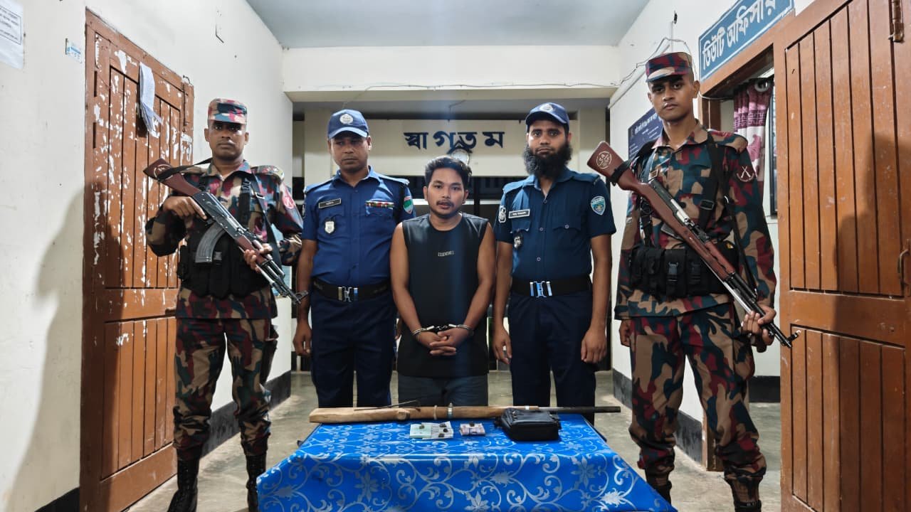 অস্ত্র ও চাঁদার টাকাসহ কালেক্টর আটক