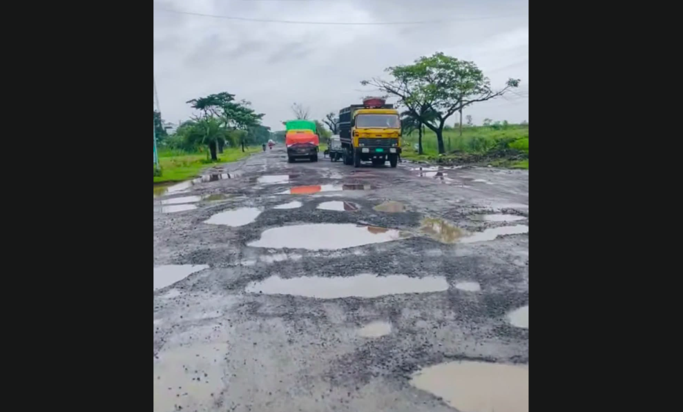 মোংলা–বাগেরহাট মহাসড়কের ২০ কিলোমিটারজুড়ে বেহাল দশা, দুর্ভোগে যাত্রী ও পরিবহন চালক