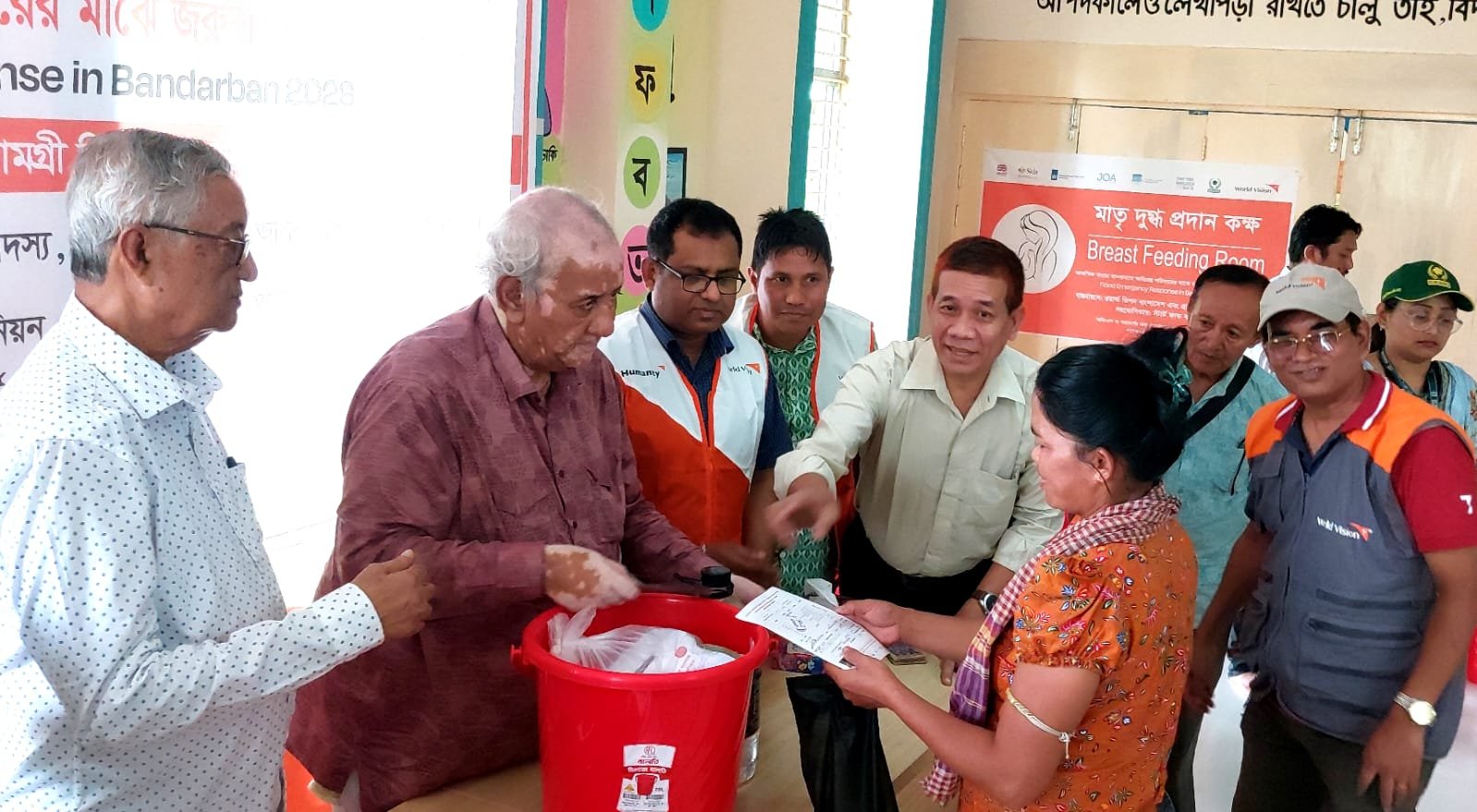 বান্দরবানে বন্যায় ক্ষতিগ্রস্ত ১১৪ পরিবার পেল নগদ অর্থ ও হাইজিন সামগ্রী