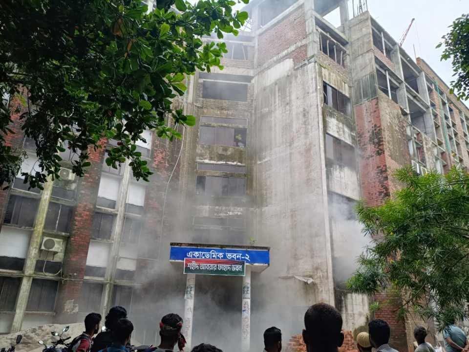 ৫ দিন ধরে বিদ্যুৎহীন বেরোবির একাডেমিক বিল্ডিং-২, চরম ভোগান্তিতে শিক্ষার্থীরা
