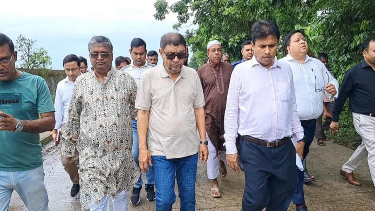 দরিদ্র রোগী ওষুধ পায় না, আর সরকারি ওষুধ নষ্ট হচ্ছে—মোরেলগঞ্জ হাসপাতালে ক্ষোভ স্বাস্থ্যমন্ত্রীর