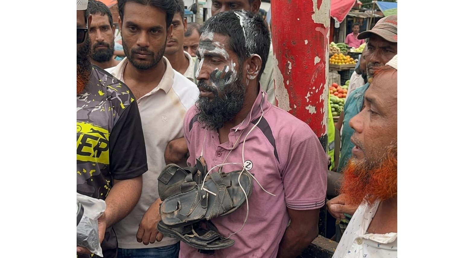 পাবনায় মাদকের টাকা না পেয়ে কোরআন শরীফে আগুন, গণপিটুনির পর পুলিশে সোপর্দ