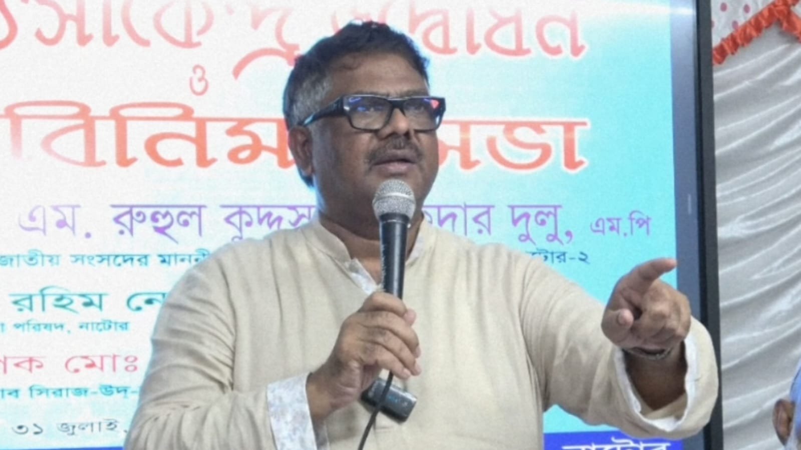 লেখাপড়ার বিকল্প নাই, না পড়লে বড় হওয়া যাবে না: নাটোরে হুইপ দুলু