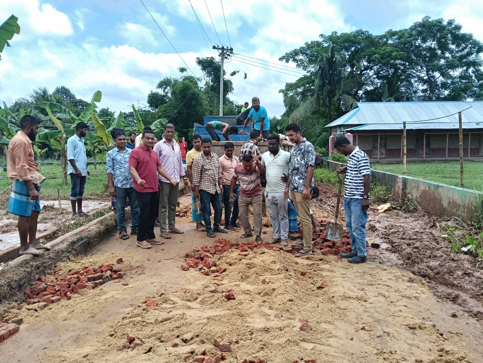 এমপির নির্দেশে ক্ষতিগ্রস্ত সড়ক মেরামত করলেন বিএনপি নেতা