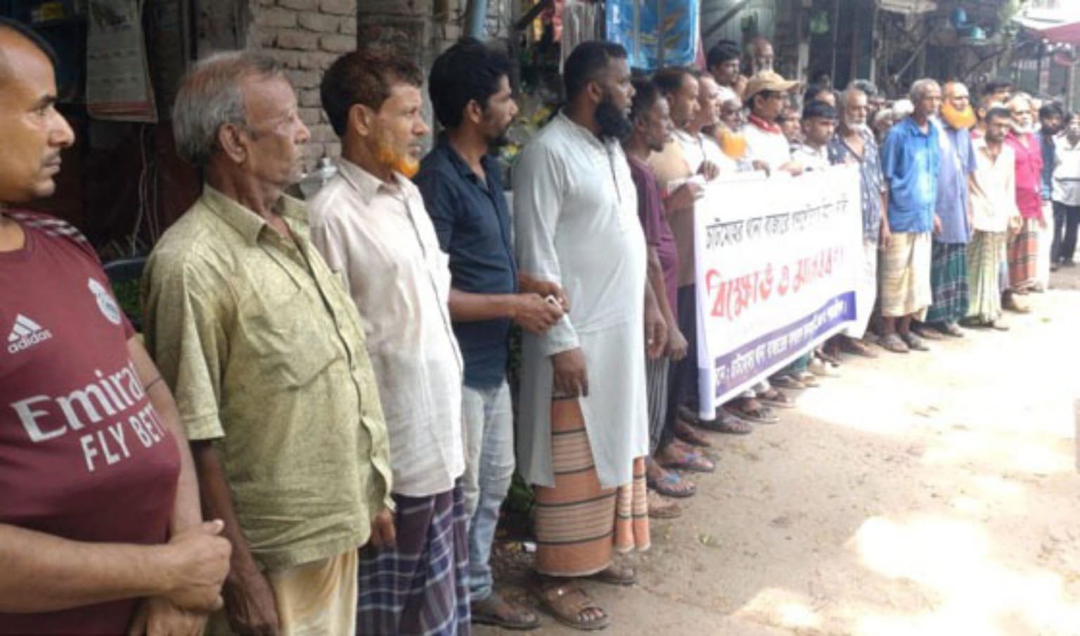 চাটমোহর পুরাতন বাজারে গণশৌচাগারের দাবিতে বিক্ষোভ ও মানববন্ধন