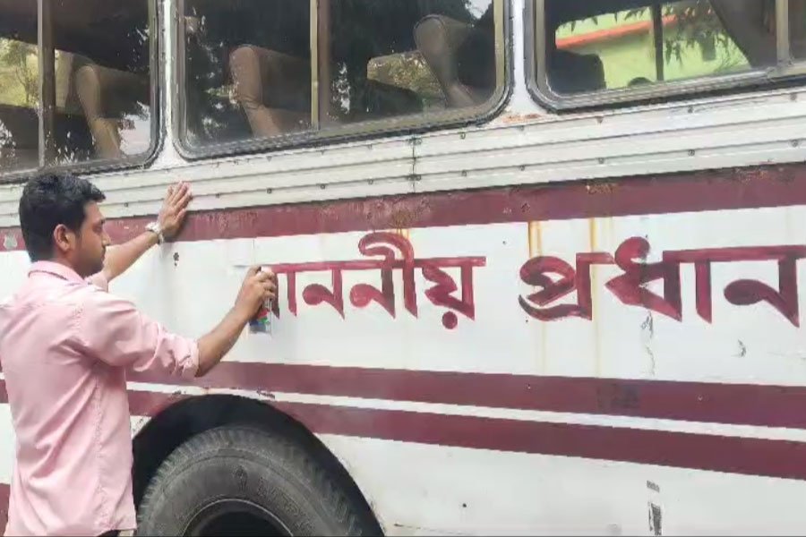 খালেদা জিয়ার উপহারের বাস পুনরায় নামকরণ করলেন ছাত্রদল নেতা