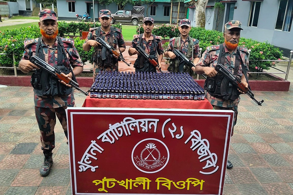 বেনাপোল সীমান্তে বিজিবির অভিযানে ৬১৭ বোতল ভারতীয় নেশাজাতীয় সিরাপ উদ্ধার