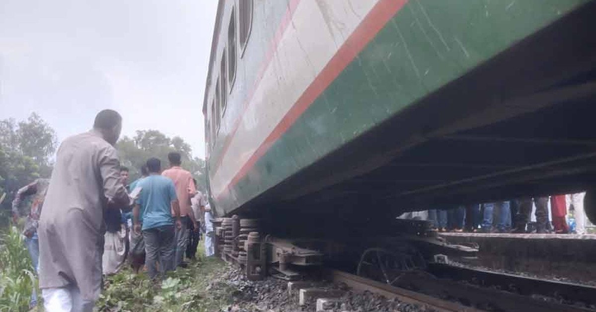 সিরাজগঞ্জে ট্রেনের বগি লাইনচ্যুত, ঢাকার সঙ্গে উত্তরবঙ্গের রেল যোগাযোগ বন্ধ