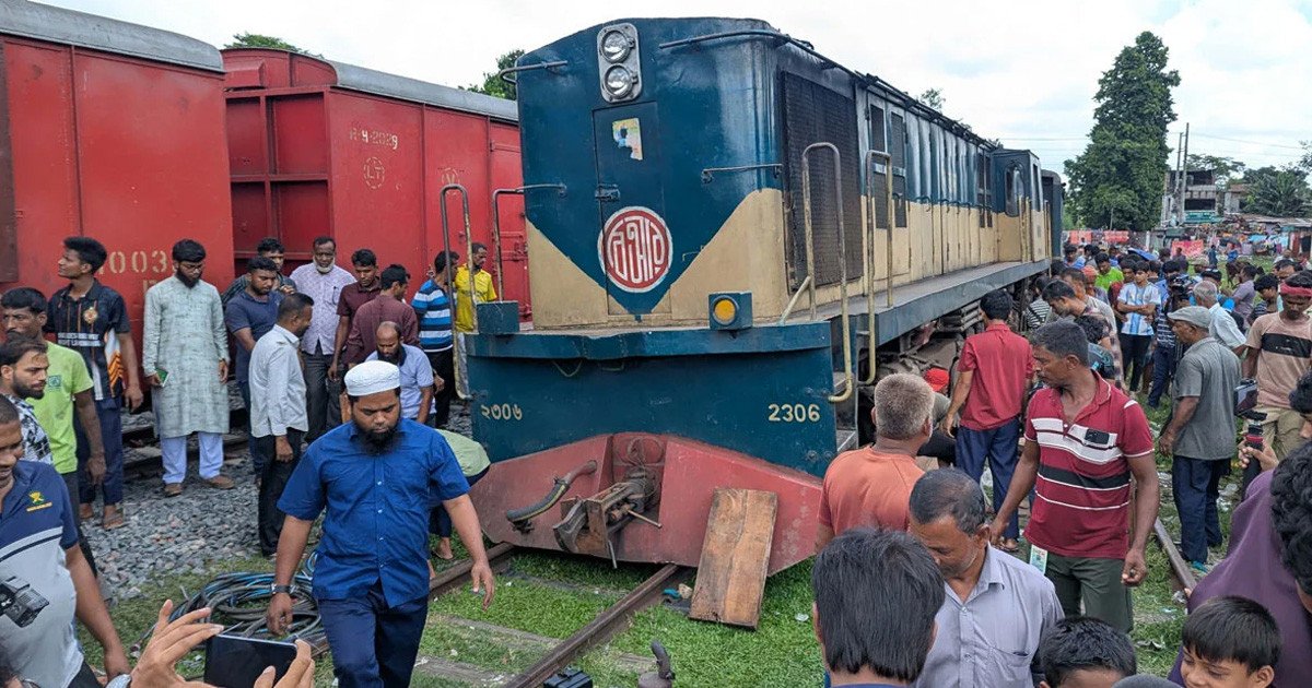 রংপুরে বুড়িমারী কমিউটার এক্সপ্রেসের ইঞ্জিন ও বগি লাইনচ্যুত