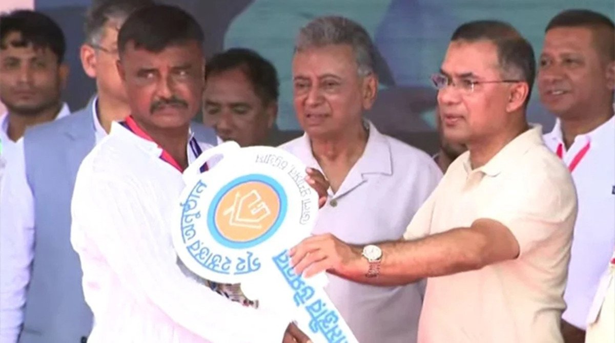 বাঁশখালীতে বন্যায় ক্ষতিগ্রস্তদের হাতে নতুন ঘরের চাবি তুলে দিলেন প্রধানমন্ত্রী