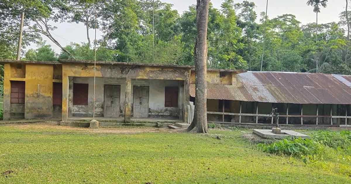১১ শিক্ষক, পরীক্ষার্থী ১১: পাস করা একমাত্র শিক্ষার্থীর নামও জানেন না প্রধান শিক্ষক!