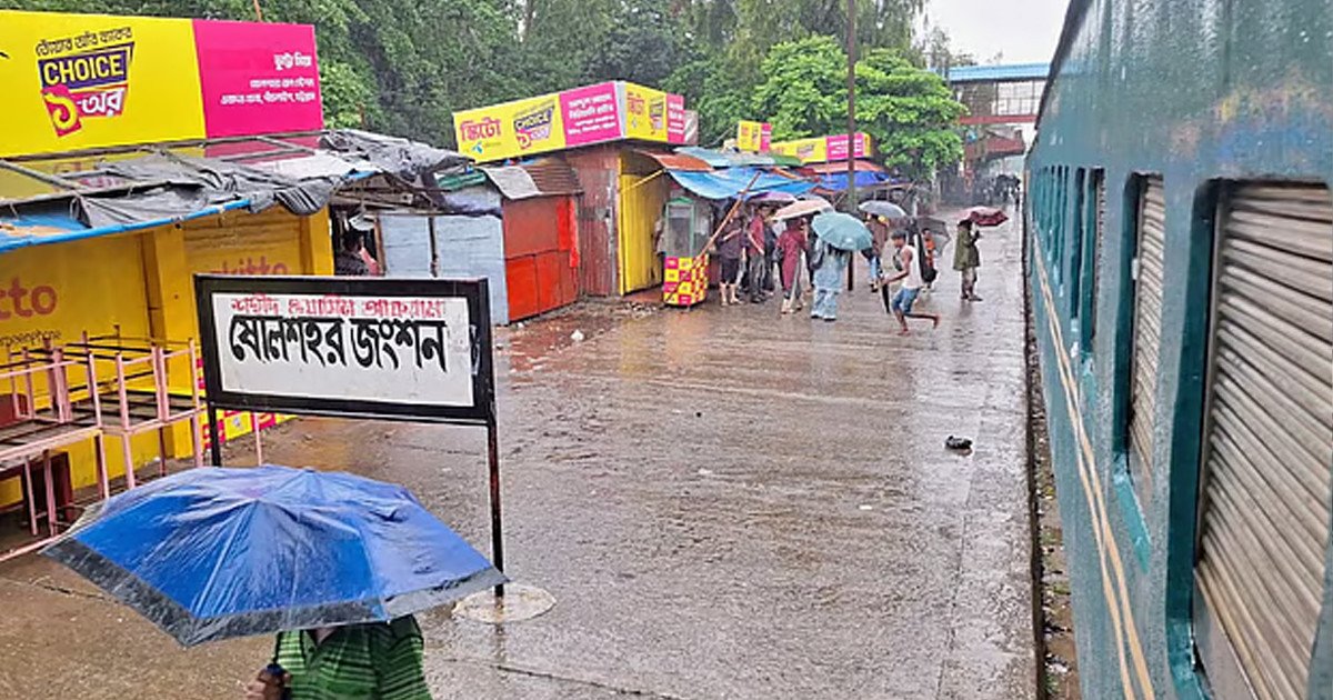 রেললাইনে পানি ওঠায় চট্টগ্রাম বিশ্ববিদ্যালয়ের শাটল ট্রেন চলাচল বন্ধ
