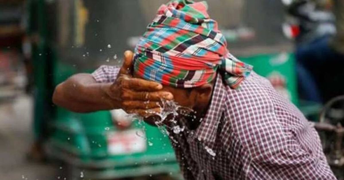 তীব্র ভ্যাপসা গরমে অতিষ্ঠ রাজধানীবাসী