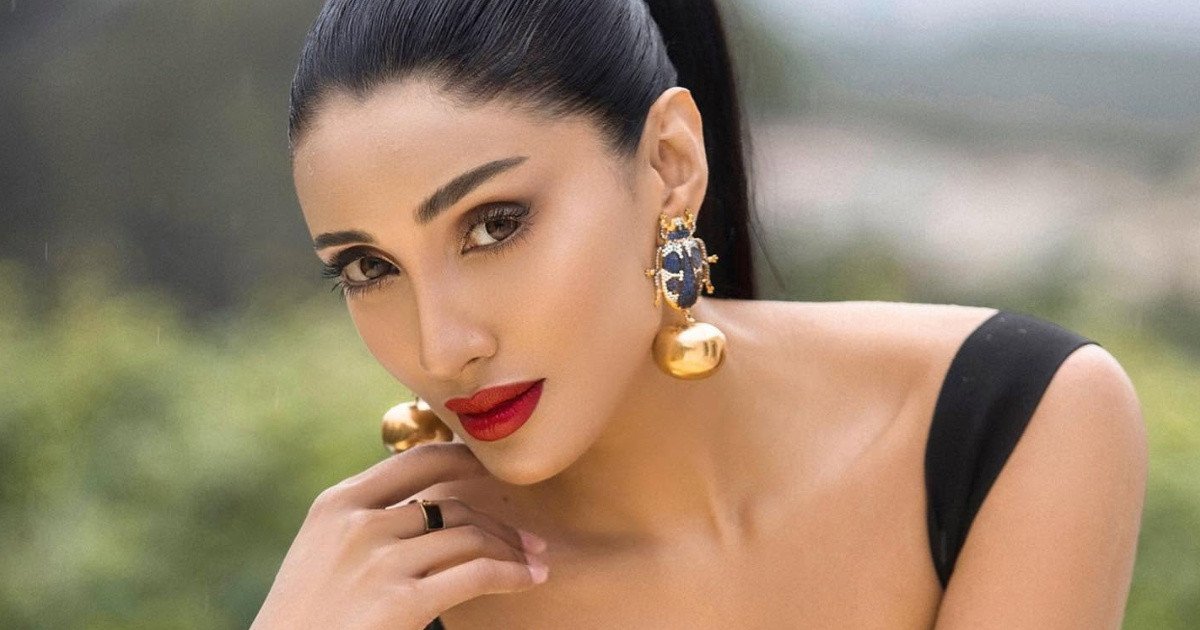 ফুকেটে লাল পোশাকে মিথিলার ফটোশুট