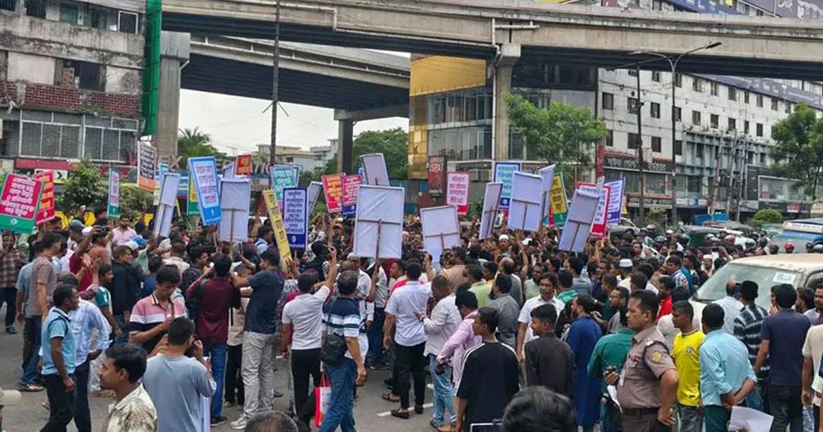 স্লিপার বাসের বৈধতার দাবিতে বনানীতে সড়ক অবরোধ করে বিক্ষোভ