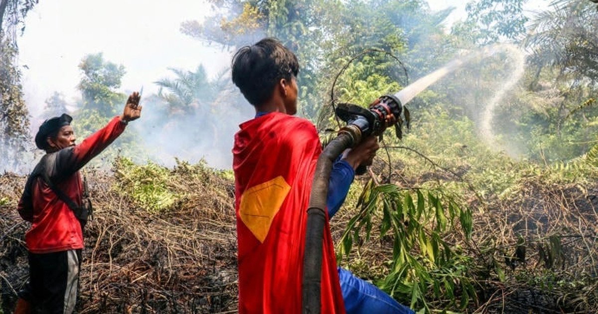 সুপারম্যানের পোশাকে দাবানলের বিরুদ্ধে লড়ছেন ইন্দোনেশিয়ার কিশোর