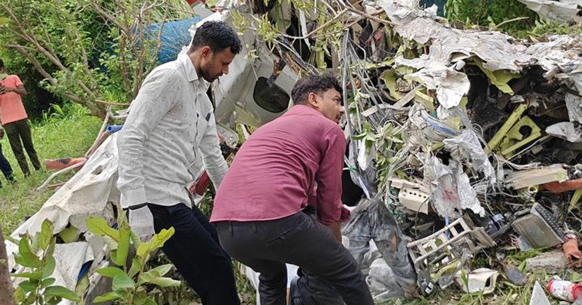 কানপুরে উড্ডয়নের ২০ মিনিটের মাথায় প্রশিক্ষণ বিমান বিধ্বস্ত, দুই পাইলটের মৃত্যু