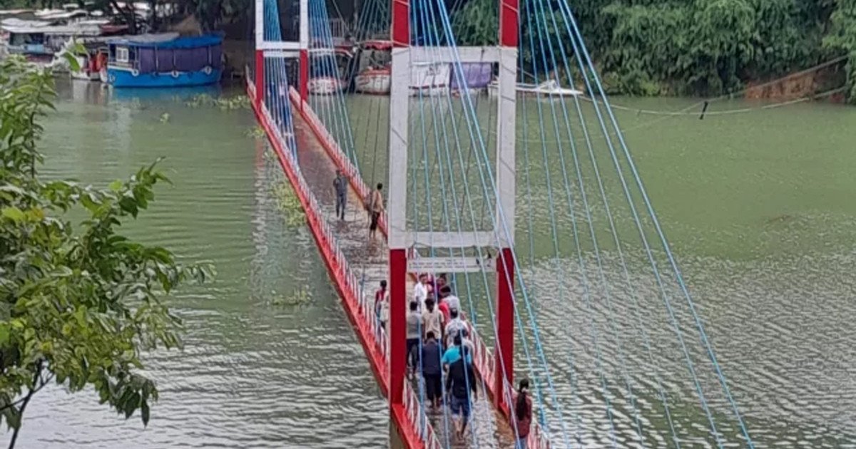 পাহাড়ি ঢলে পানিতে ডুবল রাঙামাটির ঝুলন্ত সেতু, চলাচল বন্ধ