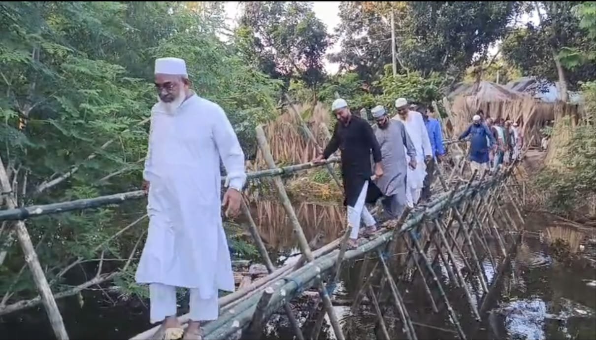 পাবনায় ১০ গ্রামের মানুষের যাতায়াতে বাঁশের সাঁকো নির্মাণ করল জামায়াত