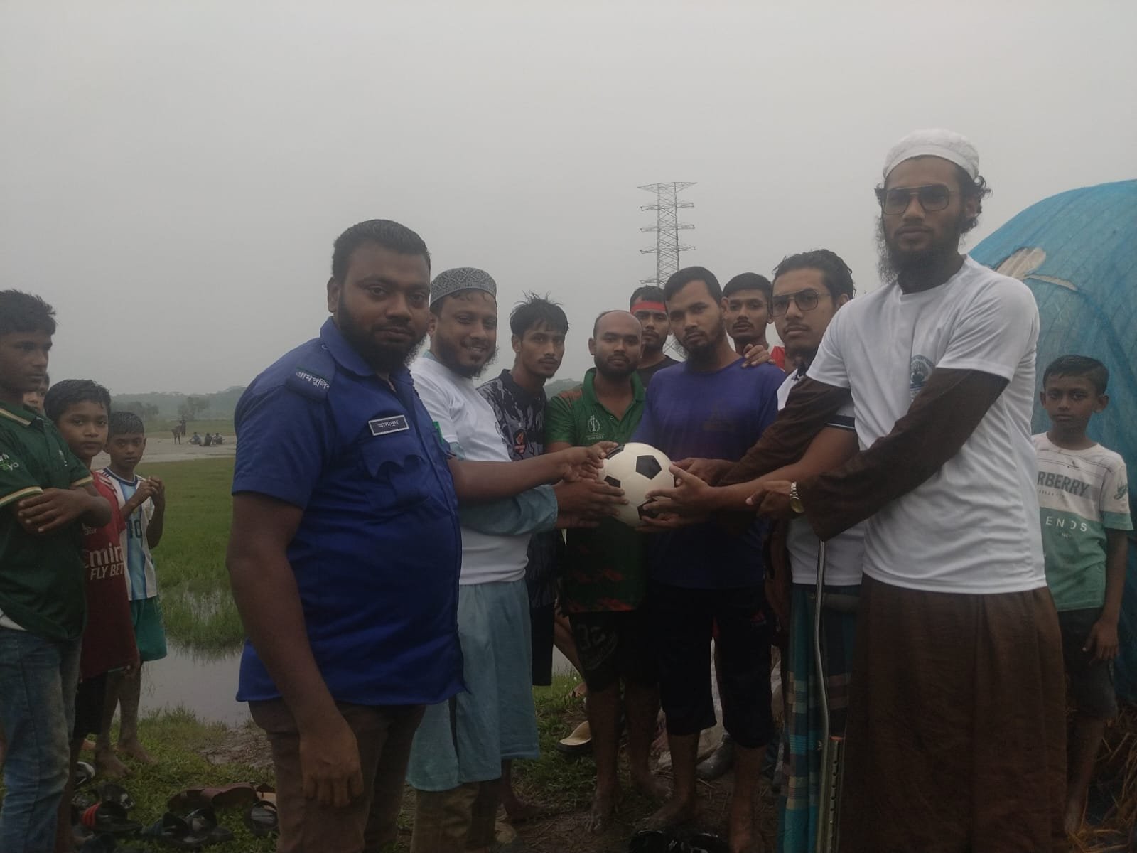 পিরোজপুরে তরুণদের খেলাধুলায় উৎসাহিত করতে কদমতলায় ফুটবল বিতরণ