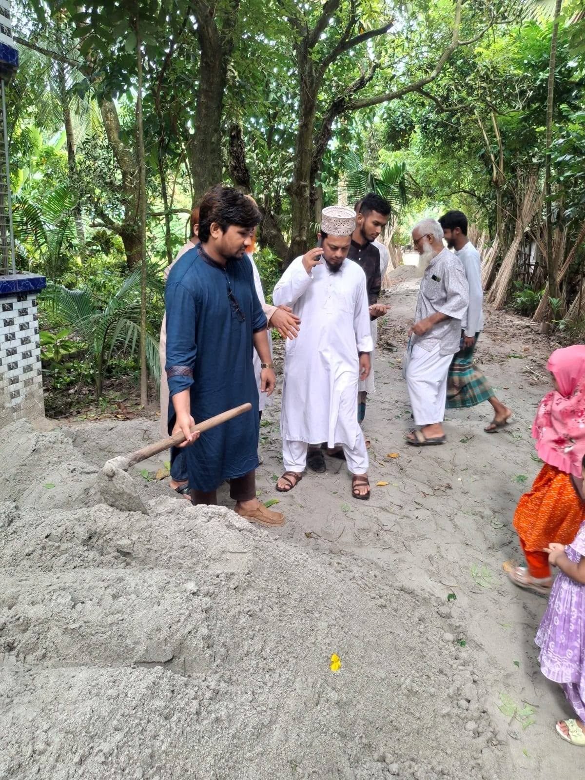মণিরামপুরে নিজস্ব অর্থায়নে রাস্তা সংস্কার করলেন চেয়ারম্যান প্রার্থী শামীম