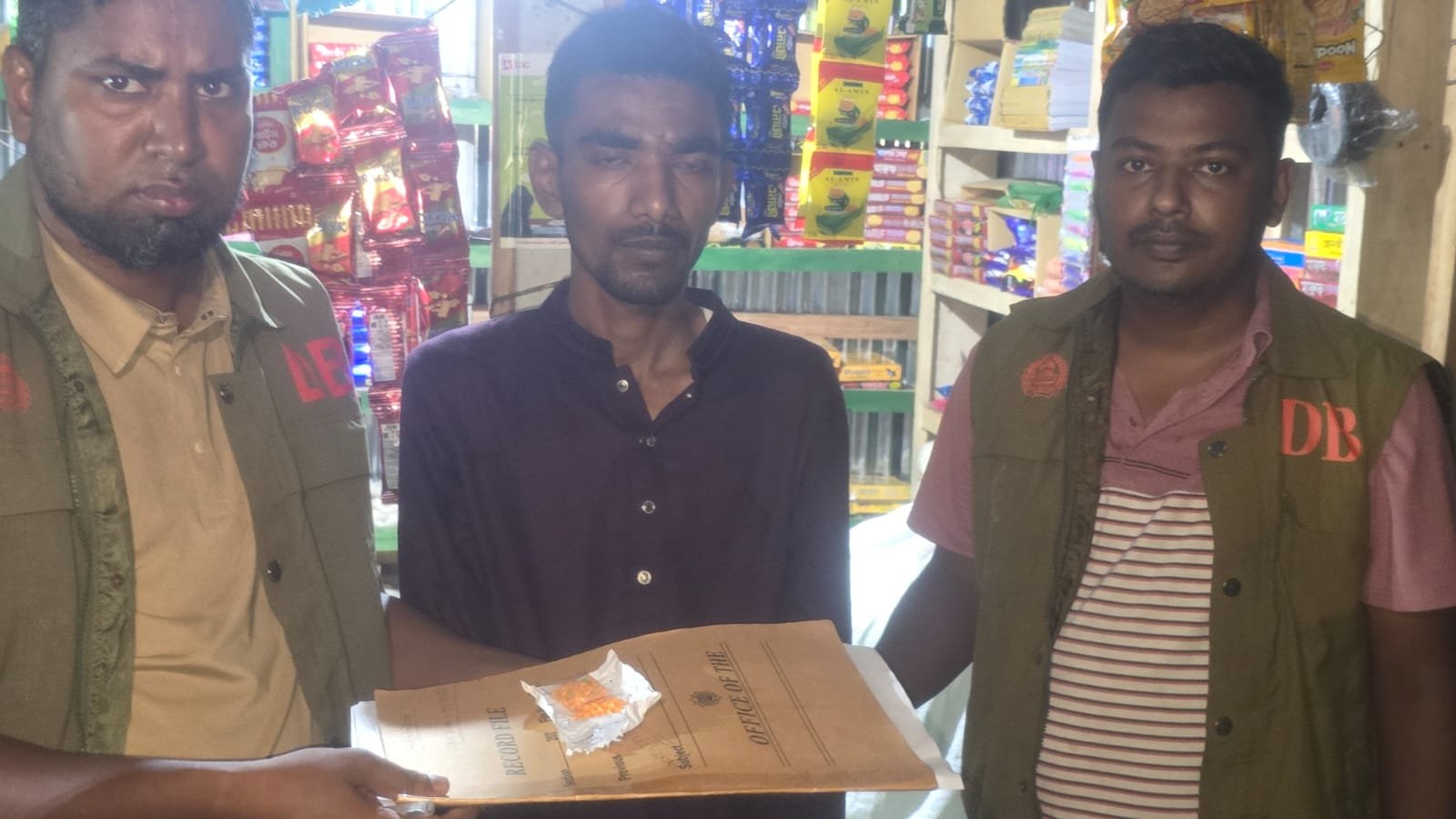 তেঁতুলিয়ায় ১০০ পিস ইয়াবাসহ যুবককে গ্রেপ্তার করল ডিবি
