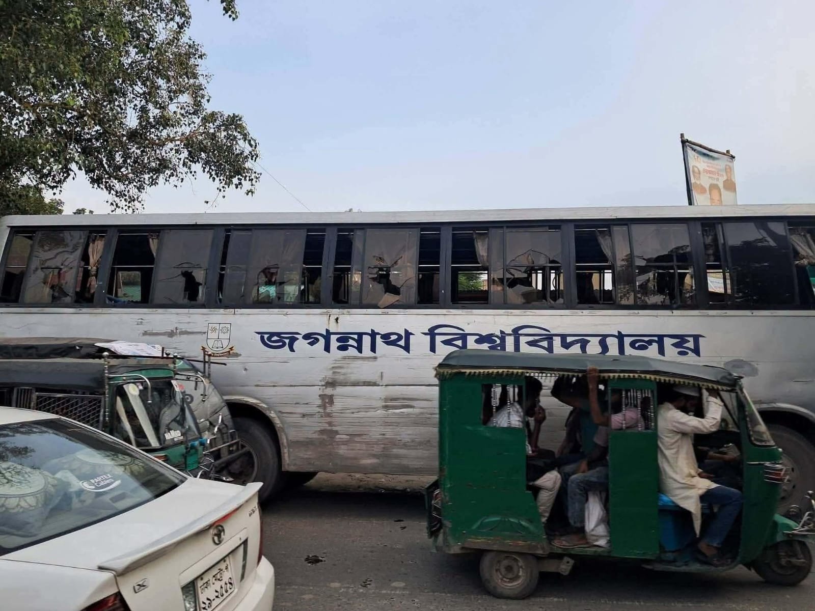 জবি শিক্ষার্থীদের বাসে হামলা ও ভাঙচুর, আহত অন্তত ১০