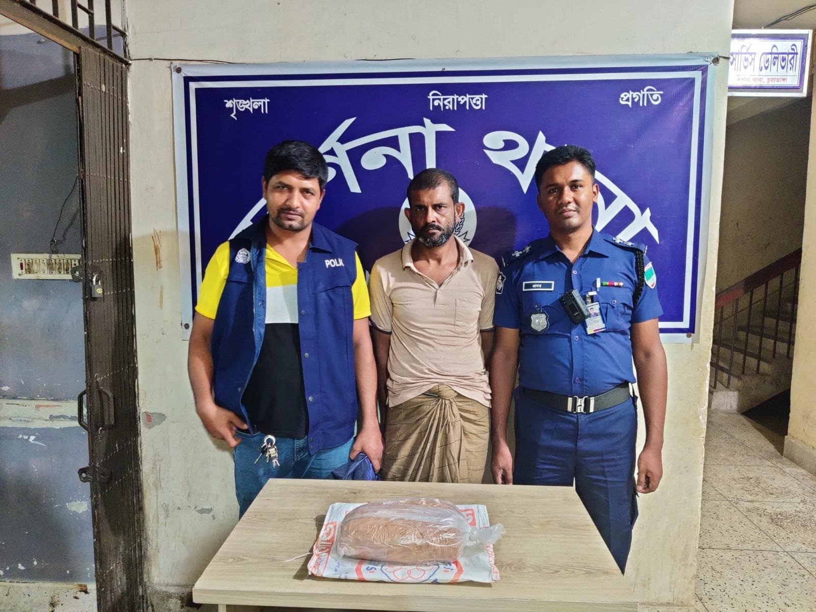দর্শনায় ১ কেজি গাঁজাসহ চিহ্নিত মাদক ব্যবসায়ী আটক