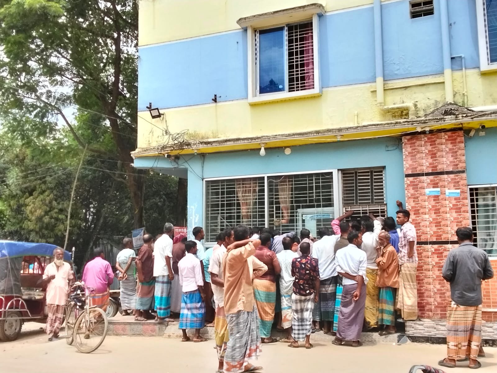 মিঠাপুকুরে সার নিয়ে কৃষকদের ভোগান্তি, মজুত পর্যাপ্ত দাবি কৃষি কর্মকর্তার