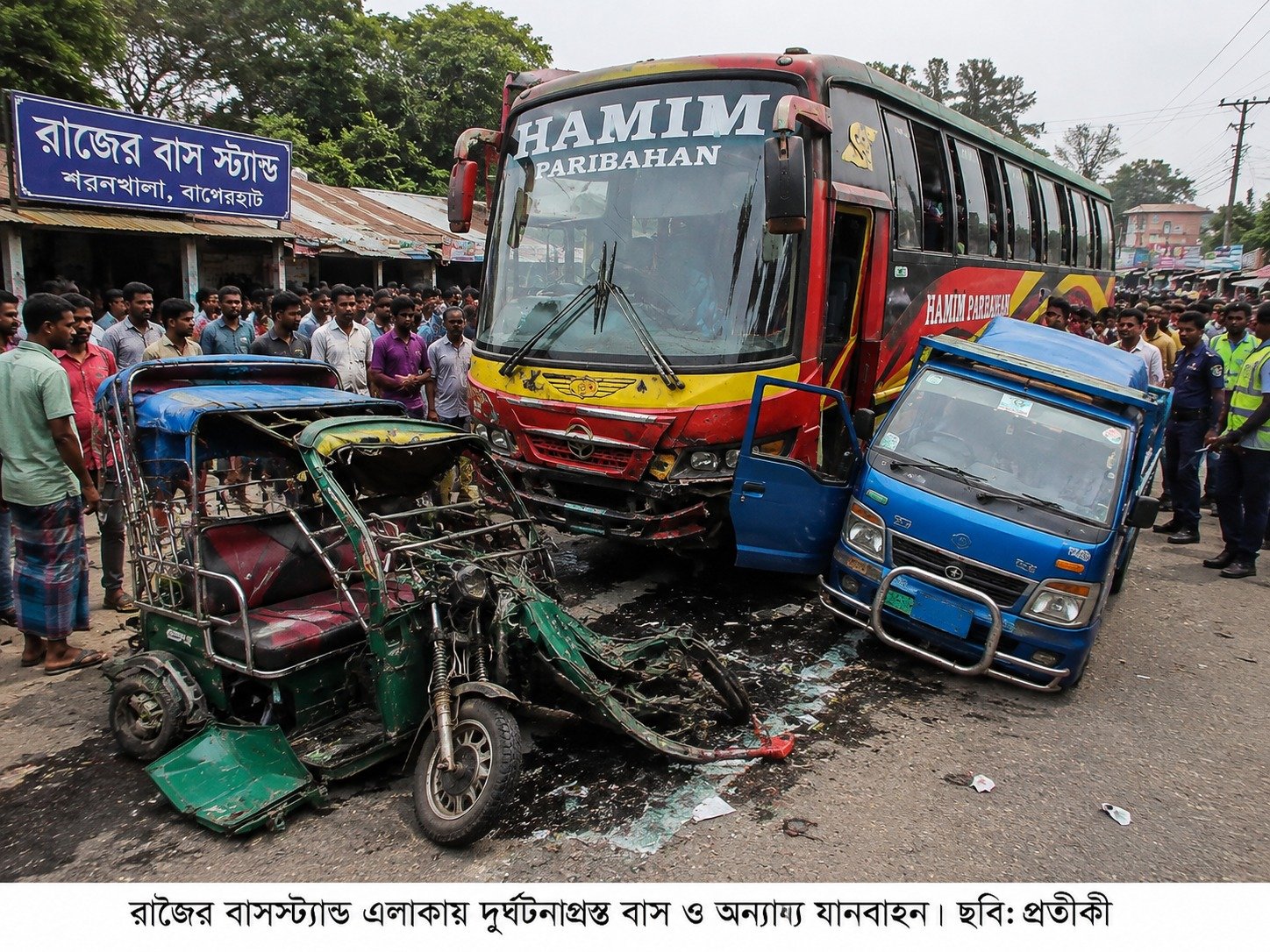 বাগেরহাটে বাসের ধাক্কায় ইজিবাইক চালক নিহত, আহত ৩