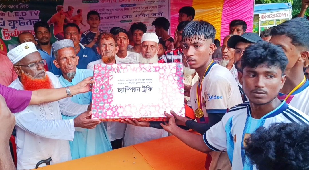 কসবায় মিনিবার ফুটবল টুর্নামেন্টের ফাইনাল: চ্যাম্পিয়ন দক্ষিণ খার ইয়াং স্টার