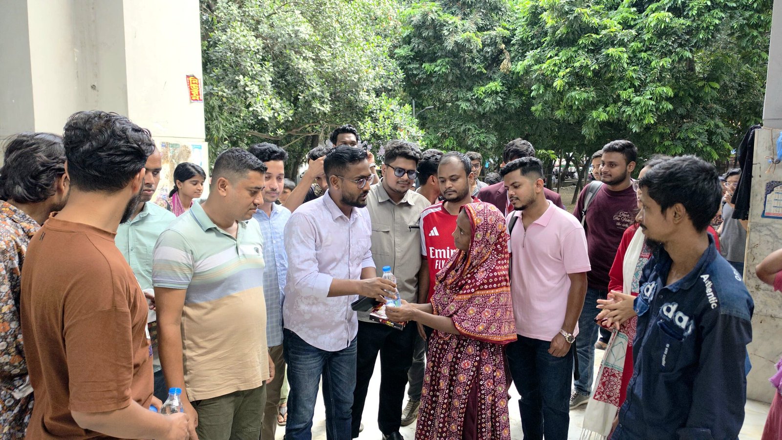 খালেদা জিয়ার জন্মবার্ষিকীতে জবি ছাত্রদলের খাবার ও পানি বিতরণ