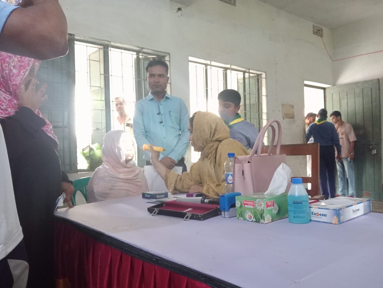 বেনাপোলে বিনামূল্যে চক্ষু চিকিৎসা নিলেন ১৫০০ রোগী, দেওয়া হলো খাবার
