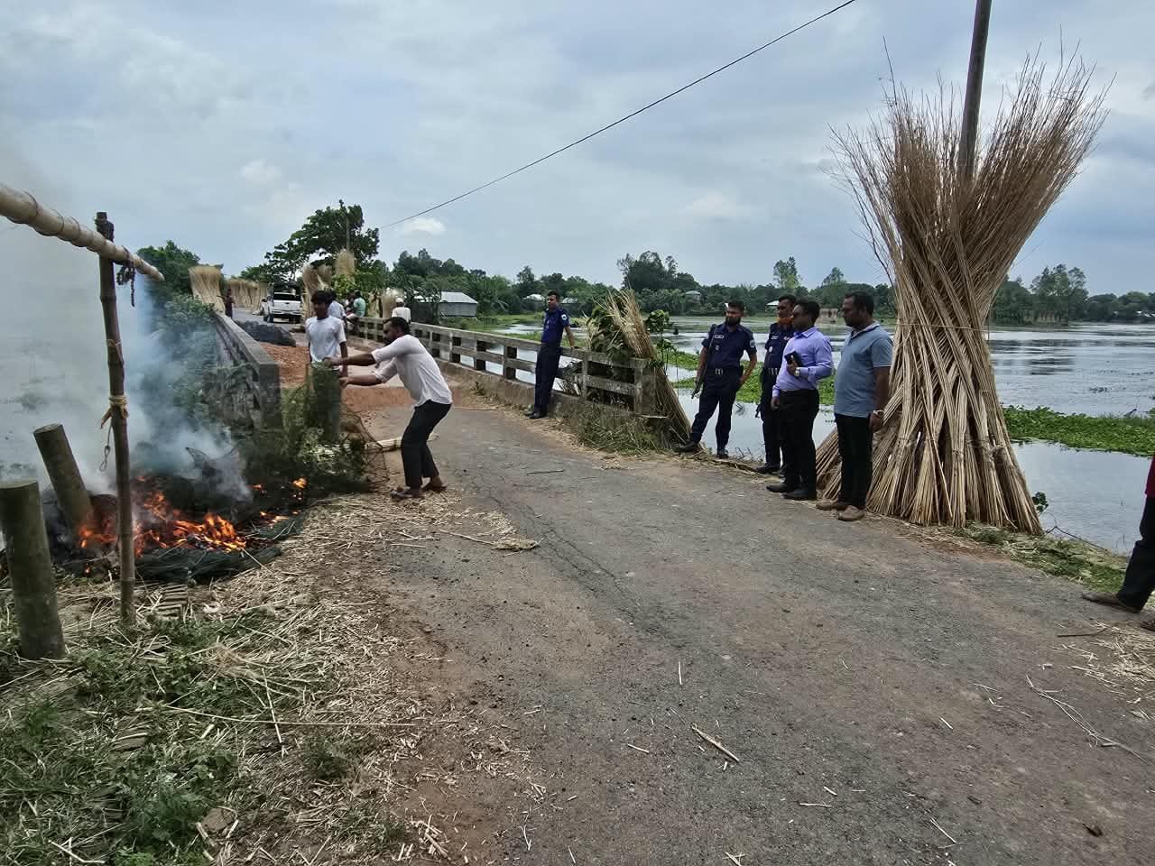 চাটমোহরে ৪ লাখ টাকার অবৈধ চায়না দুয়ারি জাল জব্দ করে ধ্বংস
