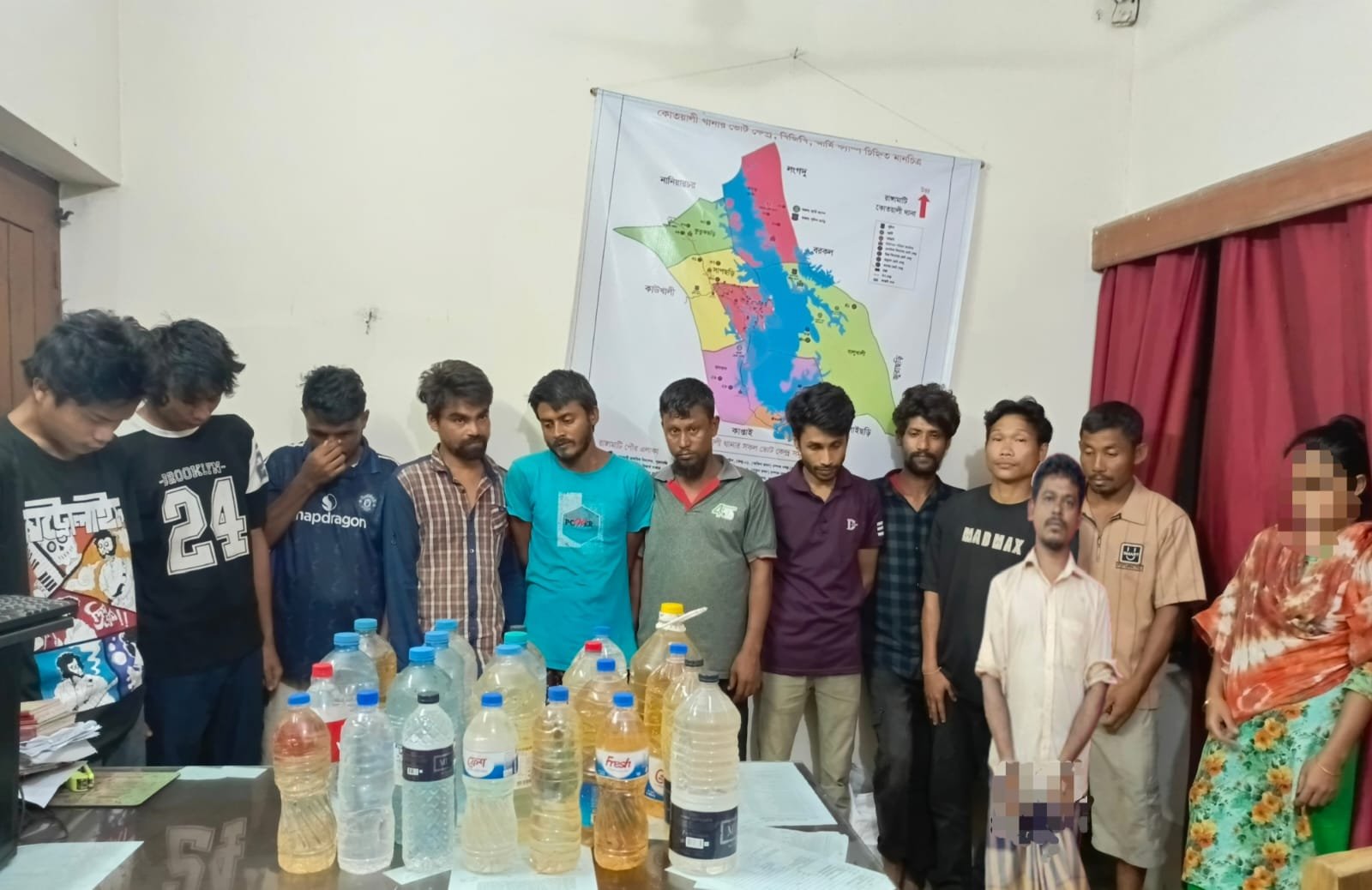 রাঙামাটিতে পুলিশের বিশেষ অভিযান: ৪০ লিটার চোলাই মদসহ গ্রেপ্তার ১২